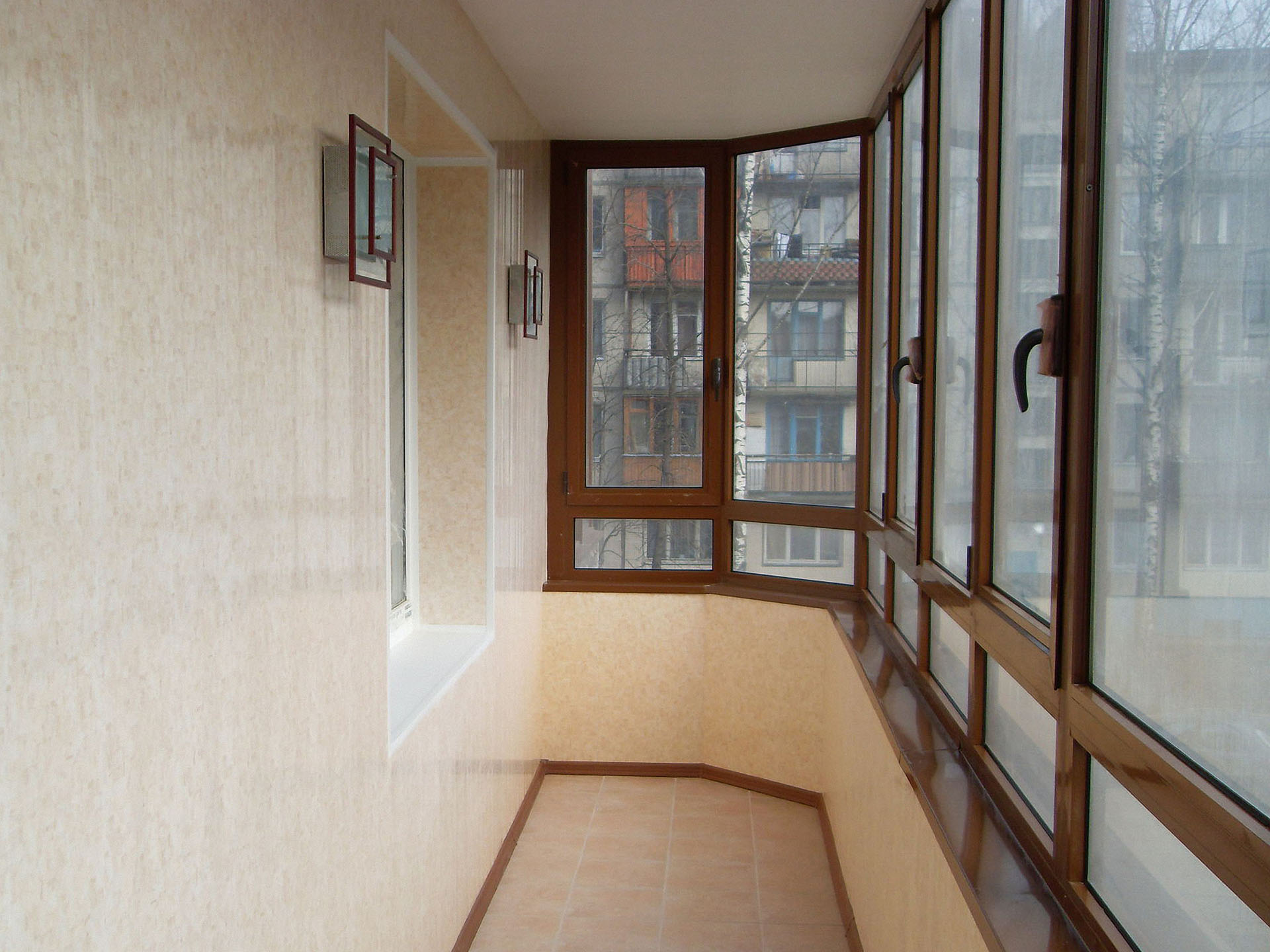 Отделка стен балкона панелями ПВХ