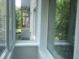 ﻿Произведено остекление балкона 3х камерным профилем KBE 58мм, в 2 стекла(однокамерный стеклопакет), с черными каучуковыми уплотнителями. Наружная отделка виниловым сайдингом, внутренняя отделка балкона: ПВХ панели (под остеклением, с утеплением изоляционным метериалом-пенофол, так же  несущая стена балконного блока, потолок), пол -шпунтованная доска,чистовой вариант А класса + откосы- сэндвич-панели 10мм на балконный блок.