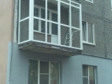 ﻿Французское остекление балкона от пола до потолка. Частичное разрушение бетонной плиты не позволяло установить распашное остекление. Специалистами компании дополнительно был изготовлен сварной силовой каркас.