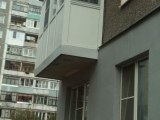 ﻿Французское остекление балкона от пола до потолка. Частичное разрушение бетонной плиты не позволяло установить распашное остекление. Специалистами компании дополнительно был изготовлен сварной силовой каркас.