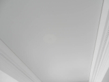 Во всех помещения белые матовые потолки без шва, установлено по одной люстре в каждом помещении, декоративная вставка по периметру белого цвета.
