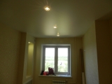Установлен белый потолок, сделана разводка по потолку, установлены светильники.