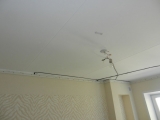 Установлен белый потолок, сделана разводка по потолку, установлены светильники.
