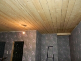 Установлены белые потолки на кухне и в коридоре, сделана разводка, подключены светильники, сделан обход трубы.