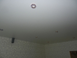 Установлены белые потолки на кухне и в коридоре, сделана разводка, подключены светильники, сделан обход трубы.