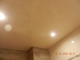 Установлены белые потолки в ванной, санузле, коридоре, 10 светильников, декоративная вставка, а также датчик движения.