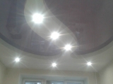 ﻿Установка двухуровневого потолка с точечными светильниками, середина сиреневый глянец, основной материал белый сатин.