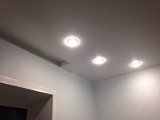 ﻿Сатиновый натяжной потолок в комнате, 2 уровня, 3D перфорация, устройство потайного карниза, установка точечных светильников.