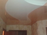 ﻿Выполнена сложная задача. Криволинейная пайка да еще и 2 уровня! Потолок установлен в коридоре, с пайкой двух цветов, установлена люстра и декоративная вставка.