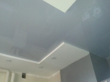 ﻿Установлен серый глянцевый натяжной потолок в комнате. Сделан внутренний вырез на полотне для конструкции из гипсокартона. Вставка по периметру в цвет полотна.
