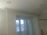 ﻿Установлены белые матовые натяжные потолки со светильниками и потолочным карнизом. Парящий профиль по двум стенам с мультицветной светодиодной лентой.