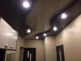 ﻿Установка двухуровневого потолка с подсветкой в коридоре. Установлены точечные светильники, подобрана вставка в цвет полотен.
