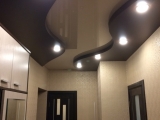 ﻿Установка двухуровневого потолка с подсветкой в коридоре. Установлены точечные светильники, подобрана вставка в цвет полотен.