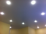﻿Установлен белый натяжной потолок, 10 светильников, вставка.