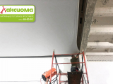 Работы по установке натяжного потолка в отапливаемом производственном помещении. Работы выполнялись с вышки, на высоте более 5 метров. Для уменьшения видимости кривизны стен и достижения эффекта парящего потолка, полотно установлено на алюминиевый багет с отступом 25мм. 