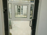 ﻿Установка офисной перегородки и входной двери из алюминиевого профиля. Дополнительно в двери организована открывающаяся часть для выдачи продукции, а так же произведена частичная замена натяжного потолка.