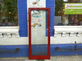 Изготовление и установка входной двери из теплого алюминиевого профиля в кафе Rouge на улице победы. Дверь окрашена в красный цвет по каталогу RAL и установлен энергосберегающий стеклопакет. В конструкции применены петли, рассчитанные на интенсивную эксплуатацию.